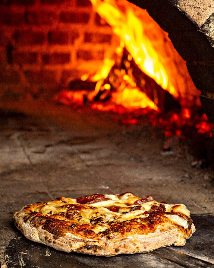 Pizza em forno a lenha