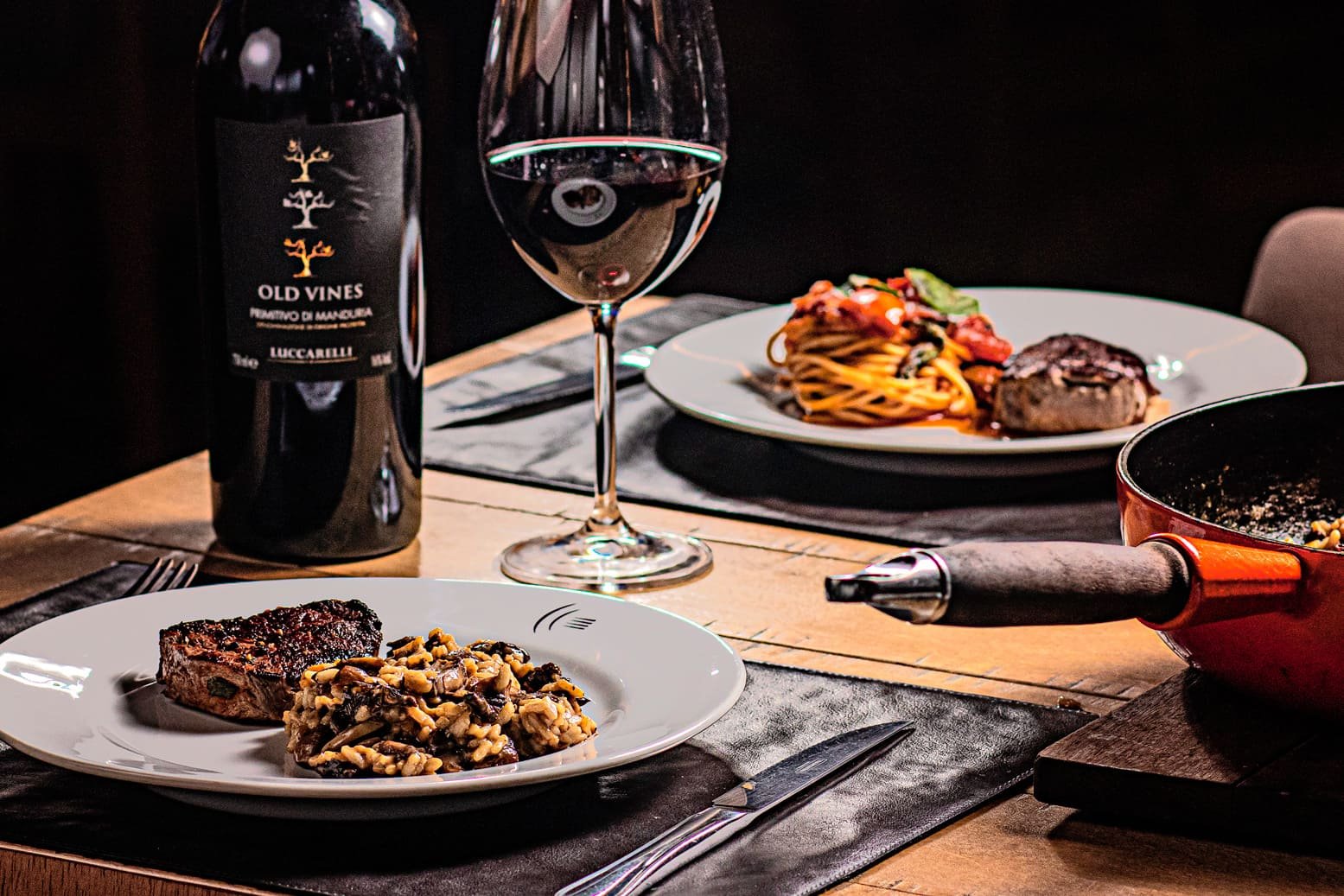 Mesa posta com produção gastronômica